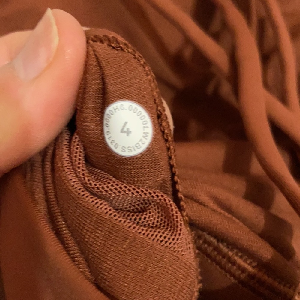 Great Condition! Only Worn Once! Size 4 Lululemon - image 4